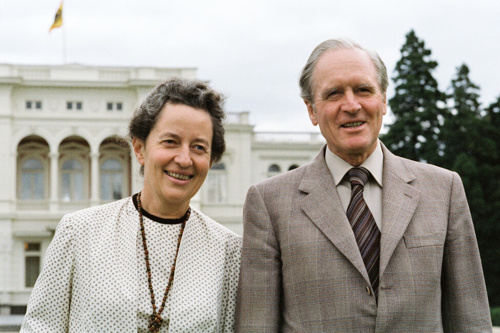 Bundespräsident Karl Carstens und seine Frau Veronica Carstens vor der Villa Hammerschmidt